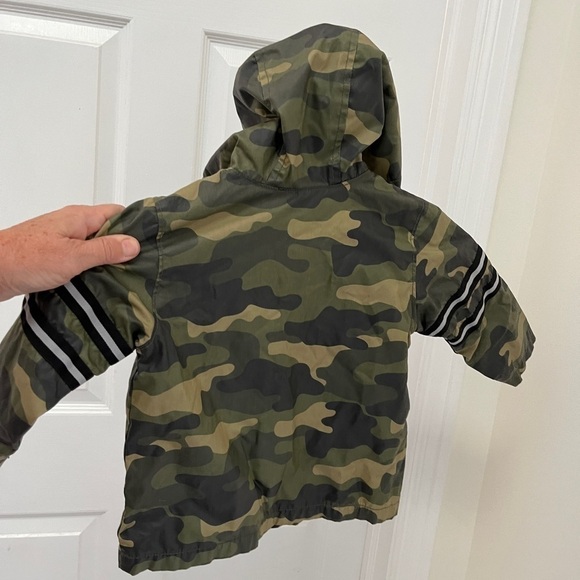 Old navy boys rain jacket size 18-24 months - Picture 3 of 4